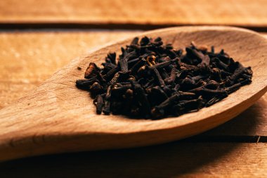 açık renkli bir tahta kaşık karanfil baharat