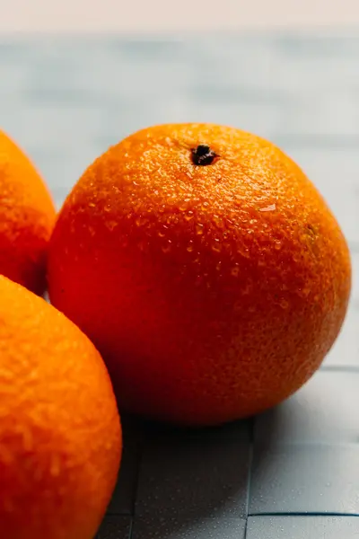 Tangerinas frescas sobre um fundo azul claro close-up — Fotografia de Stock