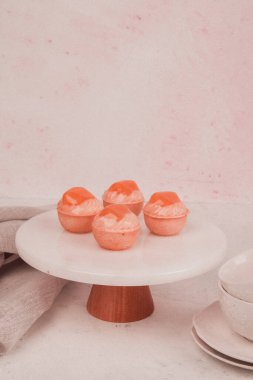 Lezzetli kremayla dolu çıtır bir pasta.