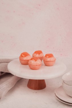 Lezzetli kremayla dolu çıtır bir pasta.