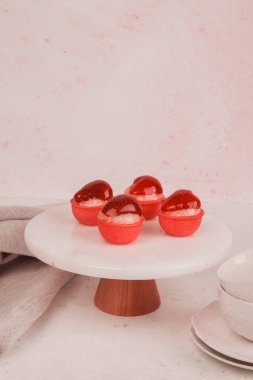 Lezzetli kremayla dolu çıtır bir pasta.