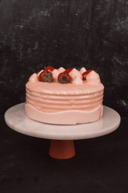 Beyaz Arkaplanda Renkli Meyveli Kek