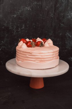 Kırsal Tahta Masa Üzerinde Zarif Katmanlı Kek