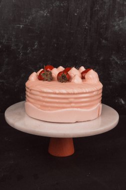 Kırsal Tahta Masa Üzerinde Zarif Katmanlı Kek