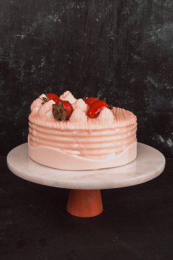 Kırsal Tahta Masa Üzerinde Zarif Katmanlı Kek