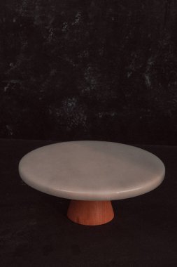 Boş mermer tabağı olan minimalist bir yemek tasarımı. 