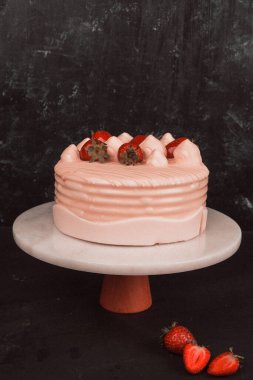Kırsal Tahta Masa Üzerinde Zarif Katmanlı Kek