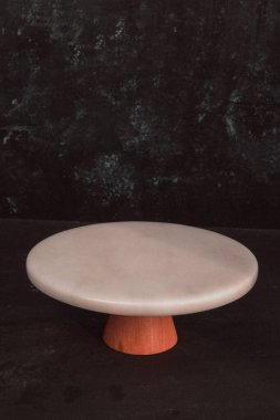 Boş mermer tabağı olan minimalist bir yemek tasarımı. 