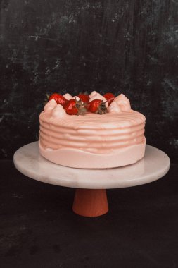 Kırsal Tahta Masa Üzerinde Zarif Katmanlı Kek