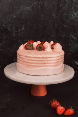 Kırsal Tahta Masa Üzerinde Zarif Katmanlı Kek