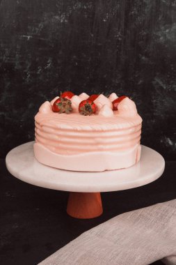 Kırsal Tahta Masa Üzerinde Zarif Katmanlı Kek