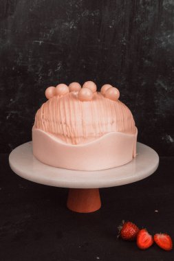 Kırsal Tahta Masa Üzerinde Zarif Katmanlı Kek