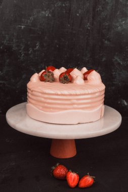 Kırsal Tahta Masa Üzerinde Zarif Katmanlı Kek