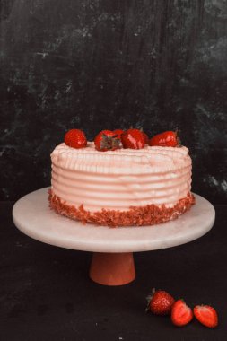 Kırsal Tahta Masa Üzerinde Zarif Katmanlı Kek