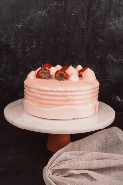 Kırsal Tahta Masa Üzerinde Zarif Katmanlı Kek