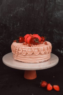 Kırsal Tahta Masa Üzerinde Zarif Katmanlı Kek