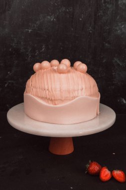 Kırsal Tahta Masa Üzerinde Zarif Katmanlı Kek