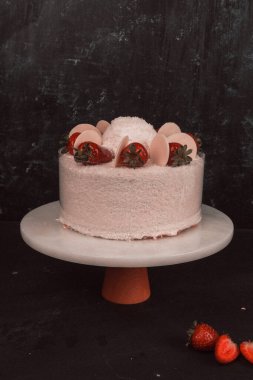 Kırsal Tahta Masa Üzerinde Zarif Katmanlı Kek