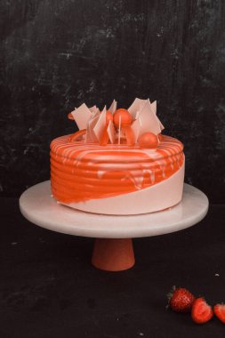 Kırsal Tahta Masa Üzerinde Zarif Katmanlı Kek