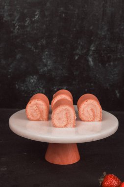 Kırsal Tahta Masa Üzerinde Zarif Katmanlı Kek