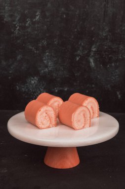 Kırsal Tahta Masa Üzerinde Zarif Katmanlı Kek