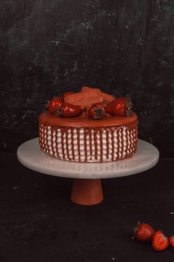 Kırsal Tahta Masa Üzerinde Zarif Katmanlı Kek