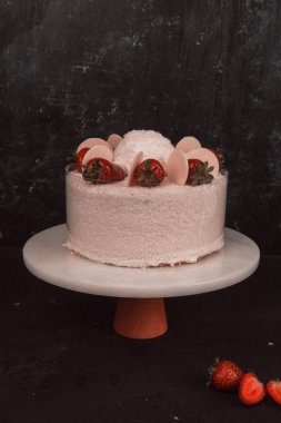 Kırsal Tahta Masa Üzerinde Zarif Katmanlı Kek