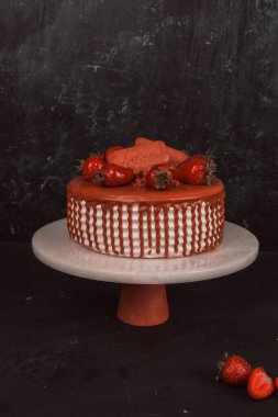 Kırsal Tahta Masa Üzerinde Zarif Katmanlı Kek