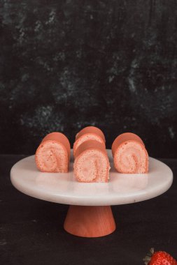 Kırsal Tahta Masa Üzerinde Zarif Katmanlı Kek