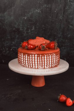 Kırsal Tahta Masa Üzerinde Zarif Katmanlı Kek