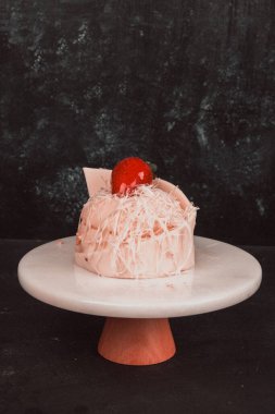 Kırsal Tahta Masa Üzerinde Zarif Katmanlı Kek