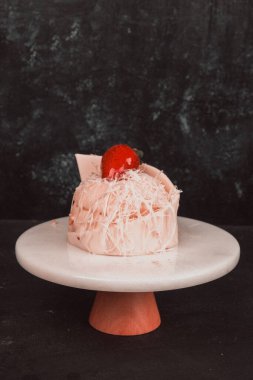 Kırsal Tahta Masa Üzerinde Zarif Katmanlı Kek