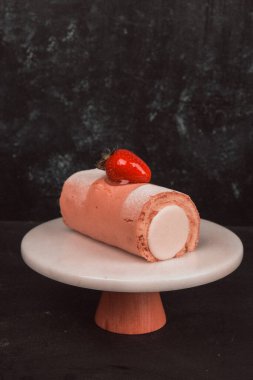 Kırsal Tahta Masa Üzerinde Zarif Katmanlı Kek