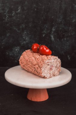 Kırsal Tahta Masa Üzerinde Zarif Katmanlı Kek