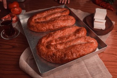 Peynir dolu lezzetli bir hamur işi.