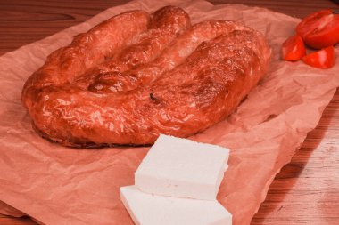 Peynir dolu lezzetli bir hamur işi.