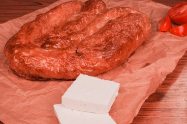 Peynir dolu lezzetli bir hamur işi.