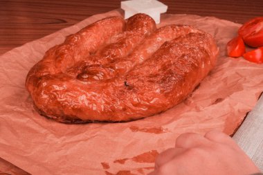 Peynir dolu lezzetli bir hamur işi.