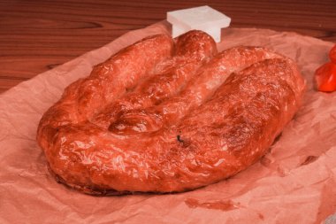 Peynir dolu lezzetli bir hamur işi.