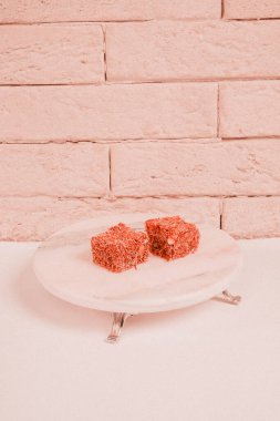 Türk lokumu (lokum) canlı renkleri ve narin dokusuyla mermer bir tabakta servis edildi. Kültürel ve aşçı güzelliğinin altını çizerek zarif bir şekilde sunulan klasik tatlı bir ziyafet..