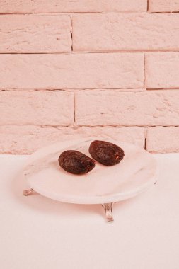 Türk lokumu (lokum) canlı renkleri ve narin dokusuyla mermer bir tabakta servis edildi. Kültürel ve aşçı güzelliğinin altını çizerek zarif bir şekilde sunulan klasik tatlı bir ziyafet..