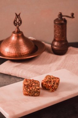 Türk lokumu (lokum) canlı renkleri ve narin dokusuyla mermer bir tabakta servis edildi. Kültürel ve aşçı güzelliğinin altını çizerek zarif bir şekilde sunulan klasik tatlı bir ziyafet..