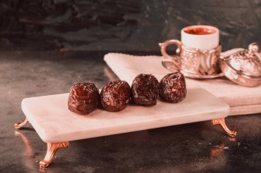 Hurma, markette nefis yemekler var..