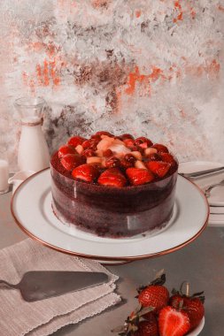 Yaratıcı Pasta Sanatı: Modern Tasarımlı Doğum Günü Pastası