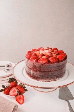 Süslü bir tabakta katmanlı kek dilimi