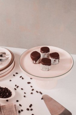 Yumuşak çikolata jöleli tatlı, hoşgörülü ekler.