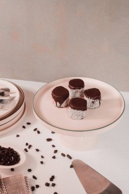 Yumuşak çikolata jöleli tatlı, hoşgörülü ekler.