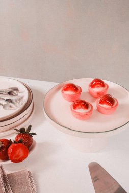 Yumuşak çikolata jöleli tatlı, hoşgörülü ekler.