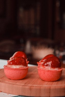 Çıtır Çıtır Şekerlemeli Duble Çikolatalı ekler