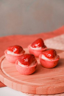 Çıtır Çıtır Şekerlemeli Duble Çikolatalı ekler